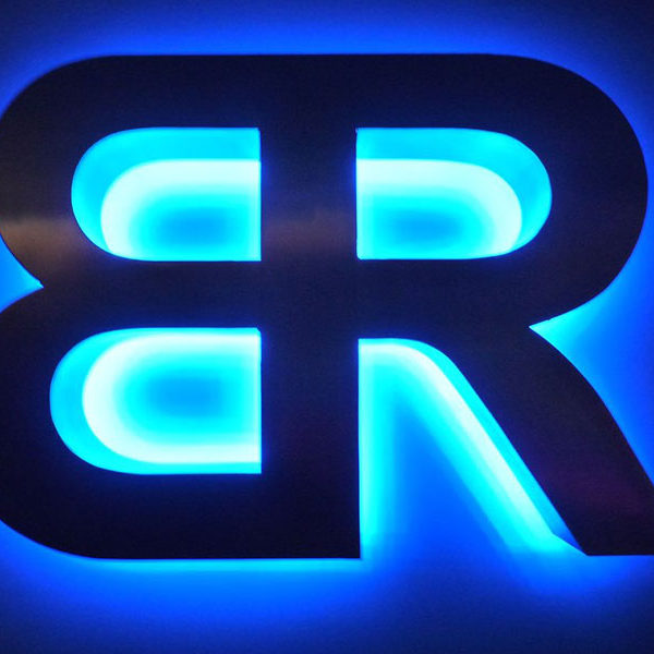 4 Logotipo de acero iluminado con led azul