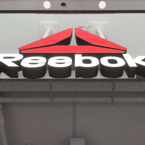 Rotulo corporativo reebok anclado al techo