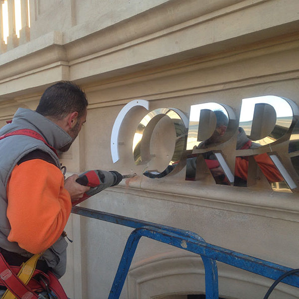 Instalalación rótulo corporativo correos Málaga