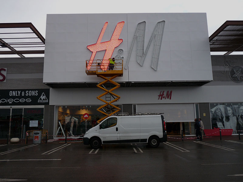 Instalación rotulo corporativo h&m jerez de la frontera