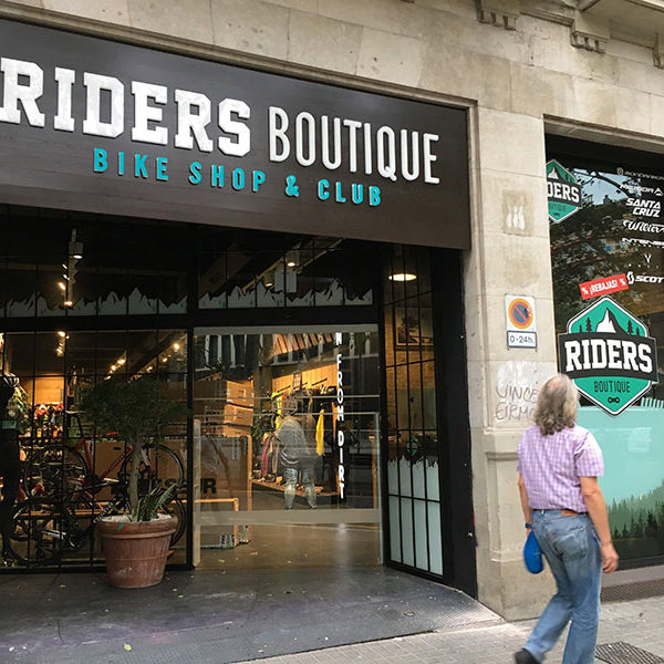 Letrero luminoso exterior fachada Riders Boutique en Barcelona