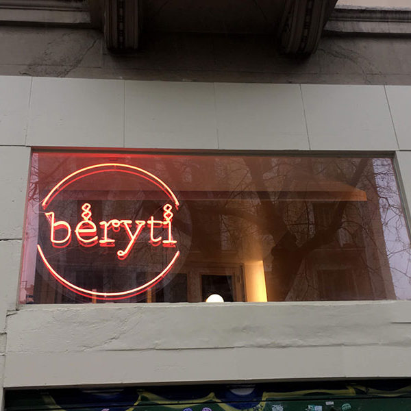 Logotipo de neón Béryti en Barcelona